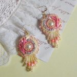 BO Cœur Tendre brodées avec un cabochon crème orné d’un ruban de soie, Corail Rose et Jaune à laquelle s’ajoute des chatons en cristal, perles nacrées, perles pierre de gemme : le Corail Rose 